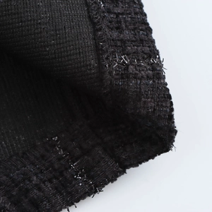 Manteau en tweed noir surdimensionné avec textures contrastées et fils scintillants