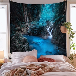 Dettaglio dell'arazzo con foresta tropicale appeso in una camera da letto accogliente