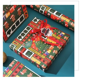 Detailansicht von Weihnachtsgeschenkpapier mit Lebkuchenmotiven und roten Festbändern