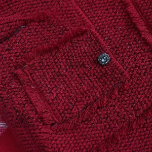Veste classique en tweed bordeaux avec texture tissée, bords effilochés et bouton bijou