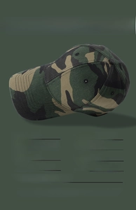 Vista dettagliata del cappello mimetico in cotone con misure 56-58cm e tesa di 8cm