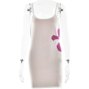 Détail de la robe en maille avec motif floral rose sur un mannequin blanc