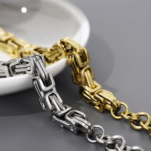 Dettaglio ravvicinato del bracciale a catena bizantina in acciaio inox argento e oro