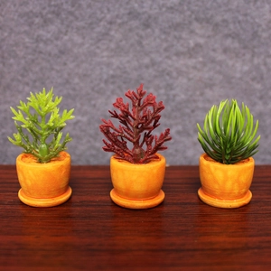 Tres mini suculentas artificiales en macetas amarillas para decoración de micro paisajes