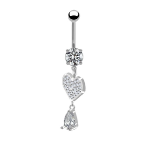 Détail d'un piercing de nombril coeur argenté avec zircons ronds sur fond blanc pur