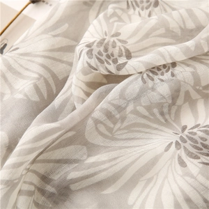 Gros plan sur le tissu léger en coton et lin avec imprimé floral et texture tissée