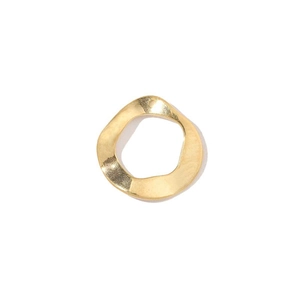 Detail eines goldenen, unregelmäßigen, wellenförmigen Metallrings mit glatter Oberfläche