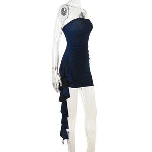 Détail d'une mini-robe pailletée bleu marine avec volant latéral et coupe ajustée