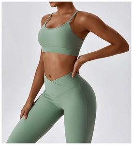 Détail de l'ensemble de yoga sans couture vert sauge avec legging et brassière