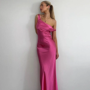 Détail d'une robe longue en satin rose fuchsia avec design élégant à une seule épaule