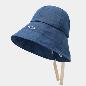 Dunkelblauer Denim Anglerhut mit Stickerei, breiter Krempe und beigen verstellbaren Bändern