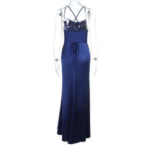 Détail de la robe dos nu en satin bleu marine avec bretelles croisées et tissu soyeux
