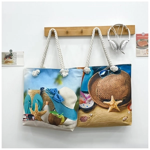Λεπτομερής κοντινή λήψη τσάντας παραλίας με χερούλια από σχοινί και καλοκαιρινά σχέδια