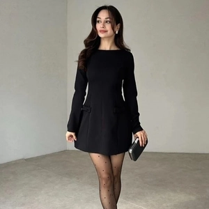 Abito corto nero a maniche lunghe vestibilità slim con girocollo e tasche decorative in vita