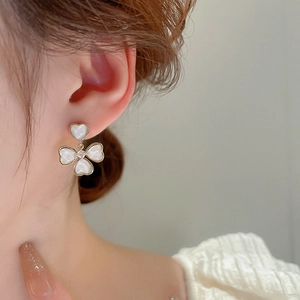 Boucles d'oreilles élégantes en résine avec cœur et trèfle doré pour femmes