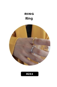 Detail von minimalistischen gold- und silbernen Flüssigmetallringen an Fingern