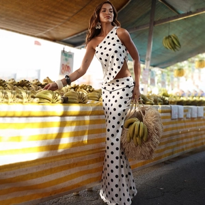 Ensemble chic à pois blancs avec haut à une épaule et jupe longue assortie pour femme