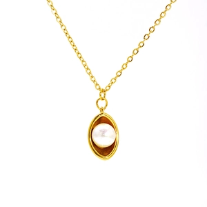 Vue détaillée d'un pendentif doré orné d'une perle brillante sur une chaîne minimaliste
