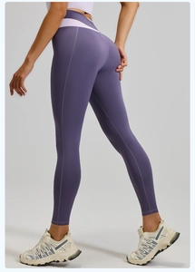 Primer plano de leggings de yoga de talle alto con efecto push-up y costuras planas