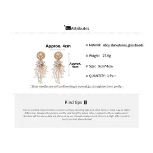 Vue détaillée des boucles d'oreilles en résine et strass avec perles et glands de 9cm sur 4cm