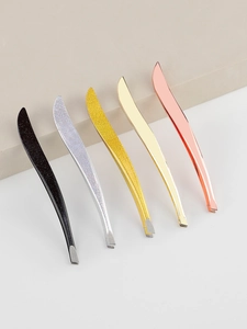 Dettaglio di un set di cinque pinzette in acciaio inox con punte inclinate multicolore