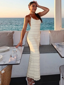Robe longue dos nu crème avec plis horizontaux et fente pour la mode estivale chic