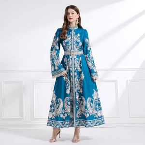 Vestido largo vintage estilo palacio con bordados finos y cintura ajustada azul profundo