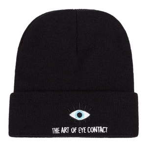 Bonnet en tricot noir avec broderie The Art of Eye Contact sur fond blanc neutre