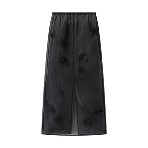 Vue détaillée de la jupe en organza noir avec fleurs 3D et fente frontale élégante