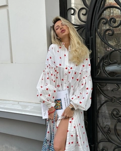 Détails des manches lanterne et motif cœurs sur une robe longue en coton blanc