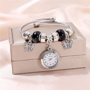 Montre-bracelet à perles argentées avec breloques papillon et accents noirs pour femmes