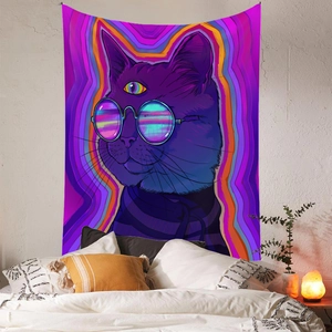 Detail eines böhmischen Wandteppichs mit psychedelischem Katzenmotiv an einer Wand