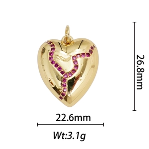 Détails des dimensions du pendentif cœur avec pierre rouge et placage en or 18k