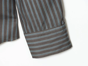 Détail des poignets de chemise en popeline à rayures bleues avec des coutures de haute qualité