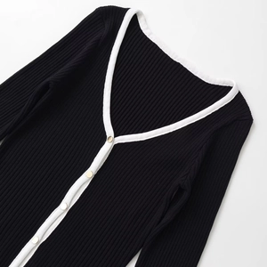 Cardigan en maille noire ajusté avec liseré blanc et boutons en métal doré