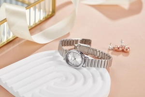 Elegante orologio al quarzo ovale argento su supporto bianco con gioielli oro rosa