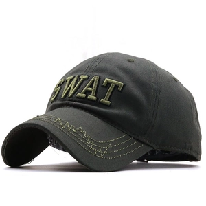 Berretto da baseball tattico SWAT verde oliva con ricamo 3D su sfondo bianco