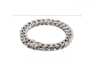Dettaglio macro del bracciale a catena cubana in acciaio da 11 mm con zirconi e chiusura drago
