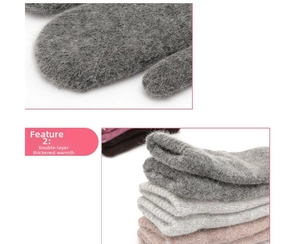 Dettaglio dei guanti in maglia a doppio strato ispessito con morbida texture felpata