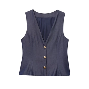 Gilet en lin mélangé bleu foncé avec col en V et trois boutons dorés sur blanc