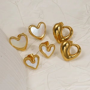 Collezione di orecchini a lobo a cuore in oro 18K con inserti in madreperla bianca