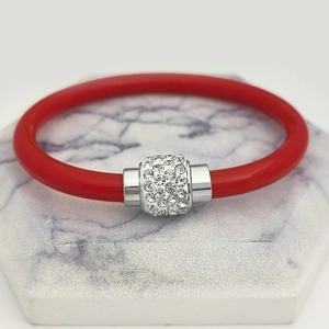 Modernes rotes Silikonarmband mit funkelndem Pavé-Kristall-Magnetverschluss aus Metall