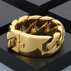 Dettaglio del pesante bracciale cubano dorato largo 31mm con finitura lucida a specchio