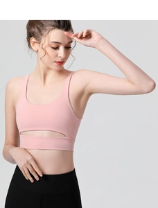 Détail du soutien-gorge de sport rose avec bretelles croisées et ourlet ajouré pour le yoga