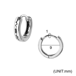 Détail de la boucle d'oreille cœur en acier argenté avec dimensions de 9 mm