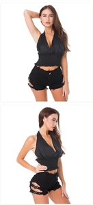 Detalle de los pantalones cortos vaqueros negros con hebillas laterales y dobladillo