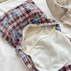 Vue détaillée de la doublure lisse et de la poche zippée intérieure du sac en toile tie-dye