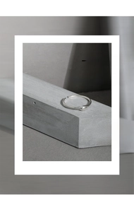 Detailansicht eines minimalistischen S925 Silberrings auf einem Betonsockel im INS-Stil