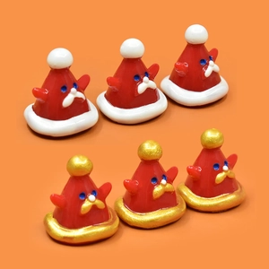 Vue macro de six mini chapeaux de Père Noël en résine pour le bricolage de Noël créatif