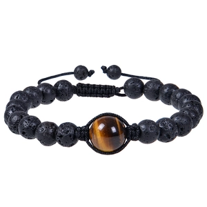 Dettaglio di perla occhio di tigre da 12mm e pietre laviche su bracciale intrecciato